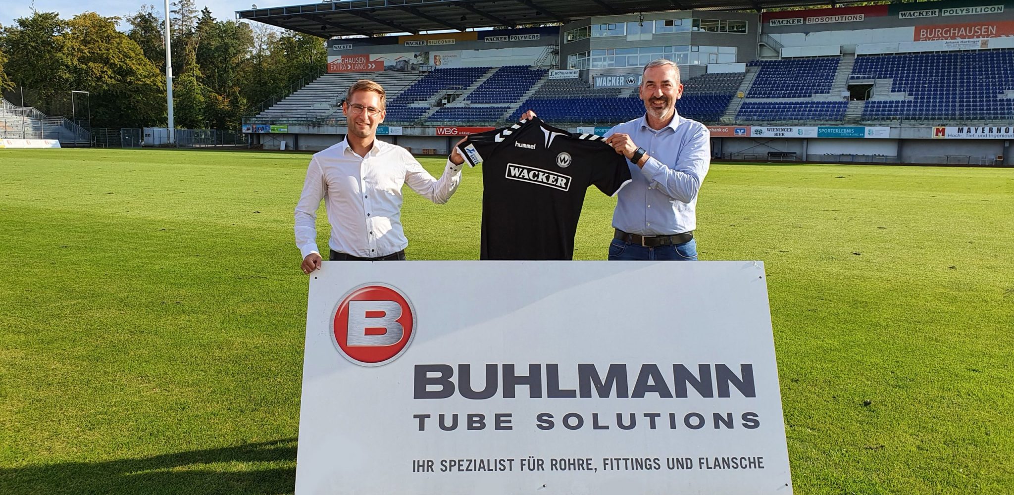 Stefan Schmid, Head of Sales bei der Buhlmann Gruppe (rechts) mit Andreas Huber vom SV Wacker