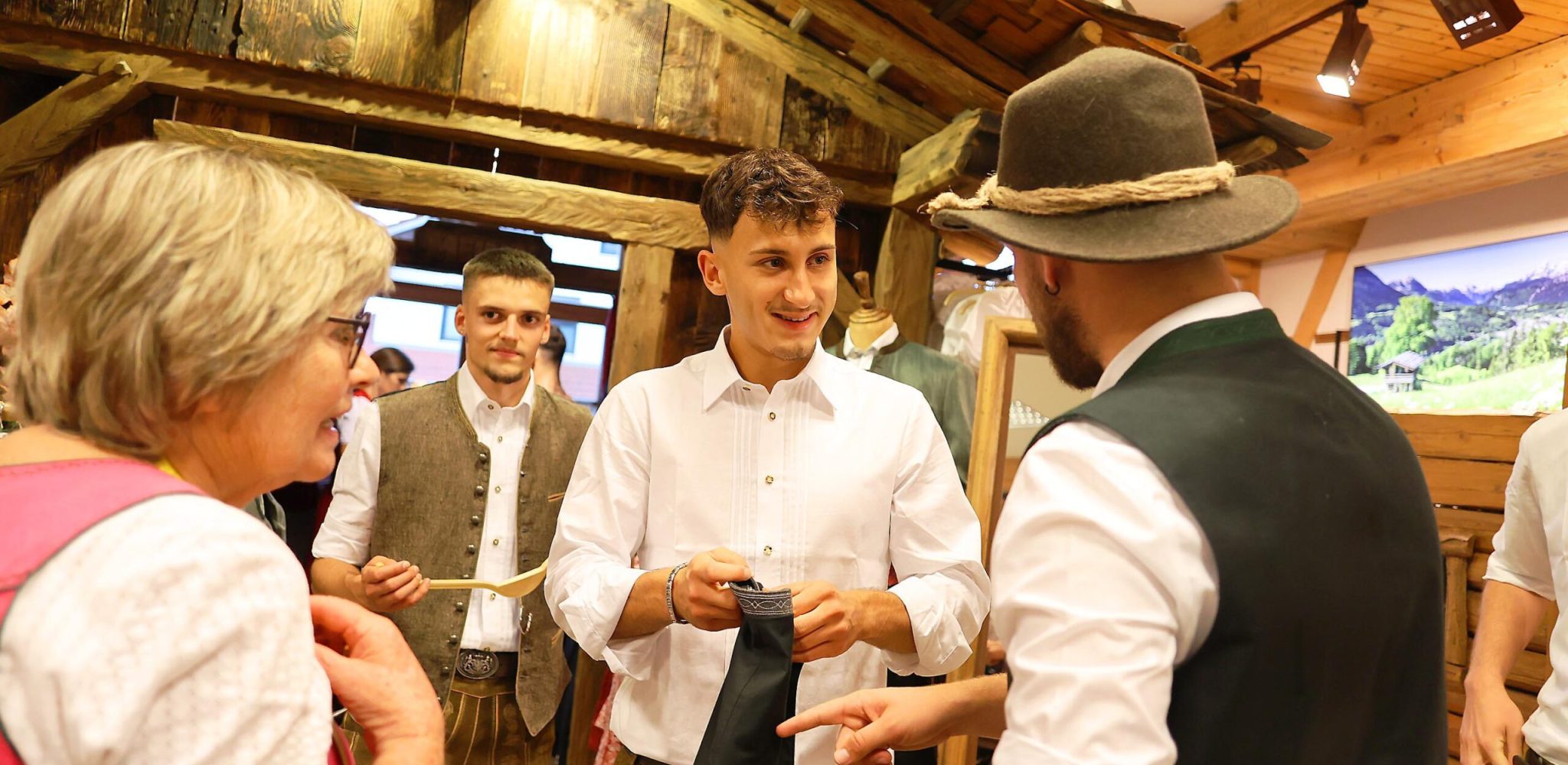 Foto   Wacker Burghausen Lederhosn Einkleidung in Asten beim Winklbauer Foto Butzhammer