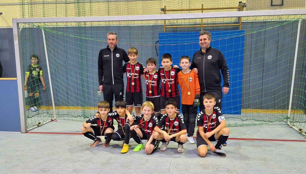 E1-Mannschaft des SV Wacker Burghausen nach dem Turniersieg in Simbach.