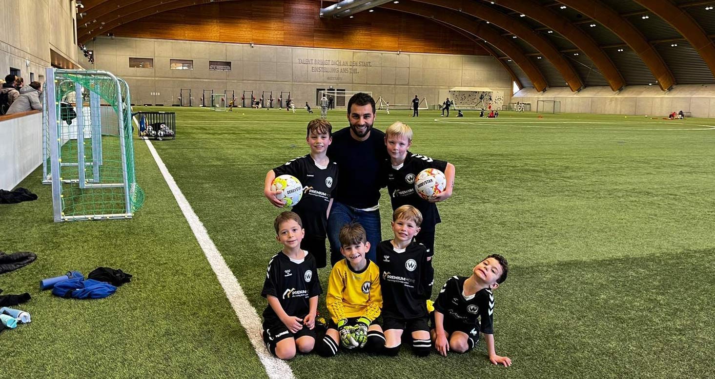 Die F2 des SV Wacker Burghausen mit Trainer Yunus Karayün in der Halle des Trainingsgeländes von RB Salzburg.