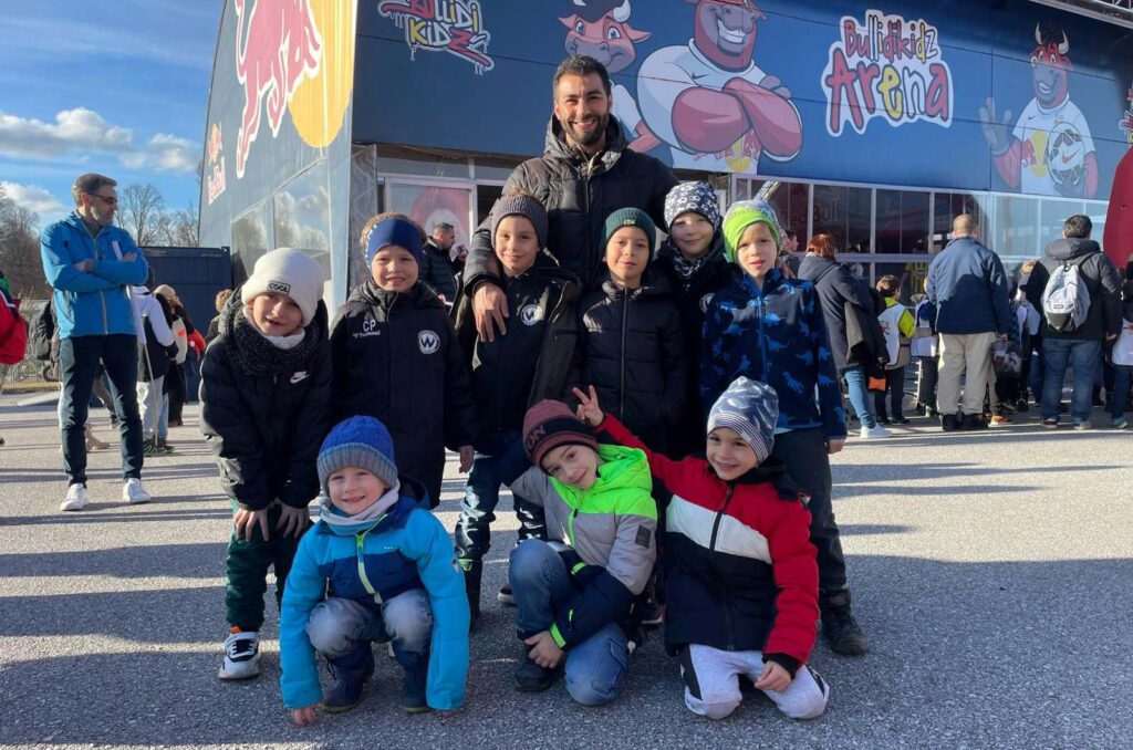 Yunus Karayün und die F2 von Wacker Burghausen vor der Akademie von RB Salzburg