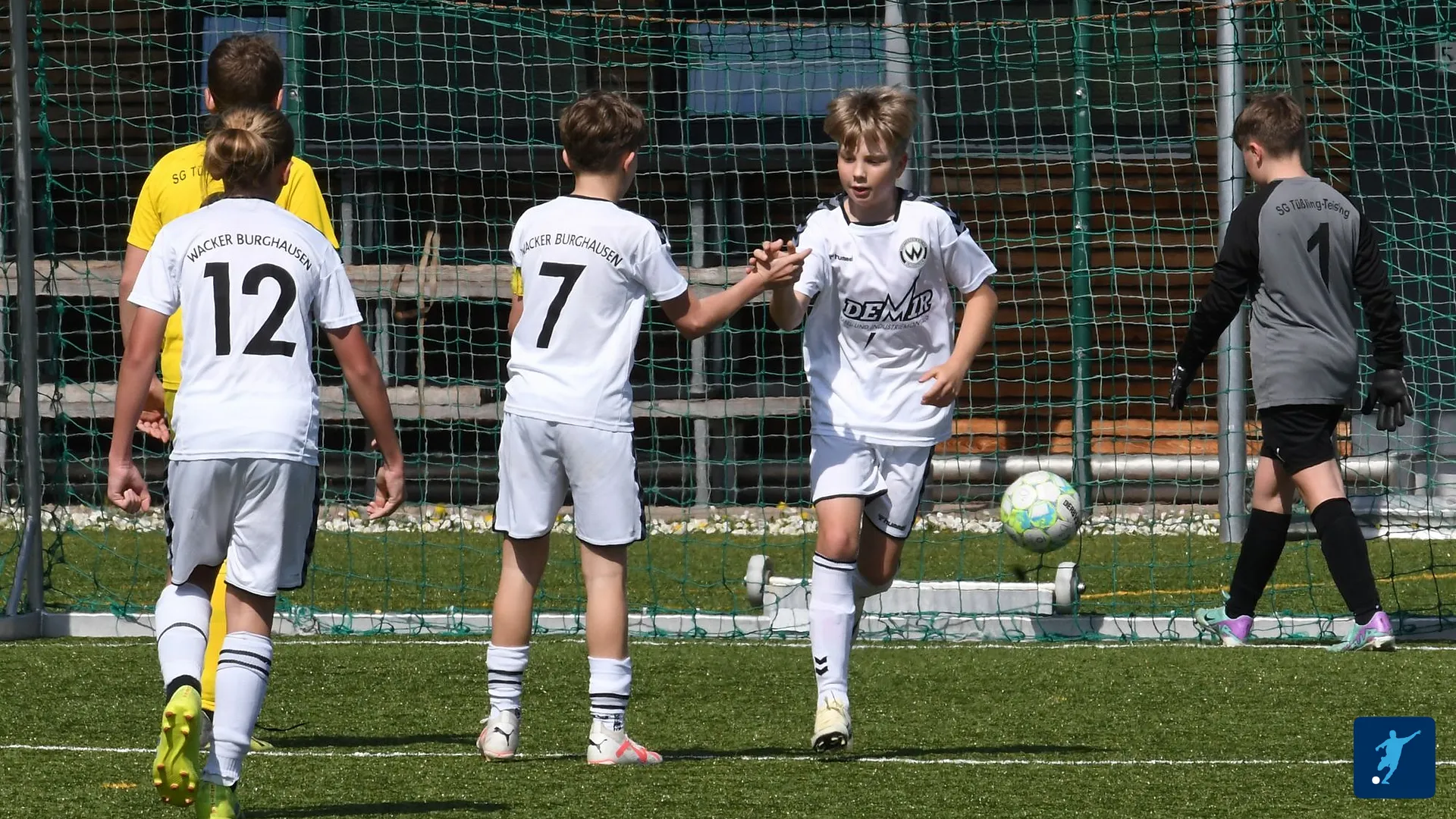 D4-Spieler vom SV Wacker Burghausen bejubeln einen Treffer